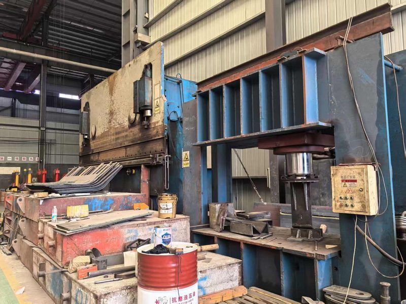 大型液压机加工抓斗部件 — 上海固石工厂